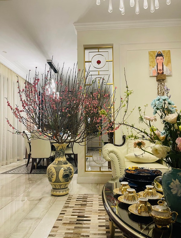 Góc nào nhà Đàm Thu Trang cũng có thể sống ảo, biệt thự hạng sang của Bảo Thy đủ các loại hoa Tết đắt tiền-17