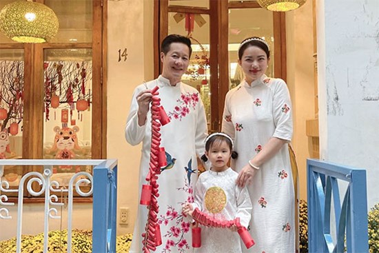 Khoe khoảnh khắc gia đình đón năm mới, nhan sắc cùng vóc dáng hậu giảm cân của Phan Như Thảo chiếm 