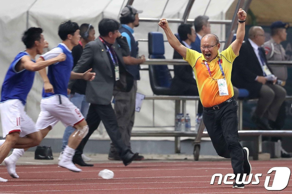 Cú đấm sấm sét ăn mừng của HLV Park khiến netizen ngây ngất: Lâu lắm mới được ăn mừng-4
