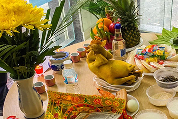 Lấy chồng xa, Tết nhìn bố mẹ lủi thủi ăn cơm với nhau mà chỉ biết trốn vào phòng khóc-2