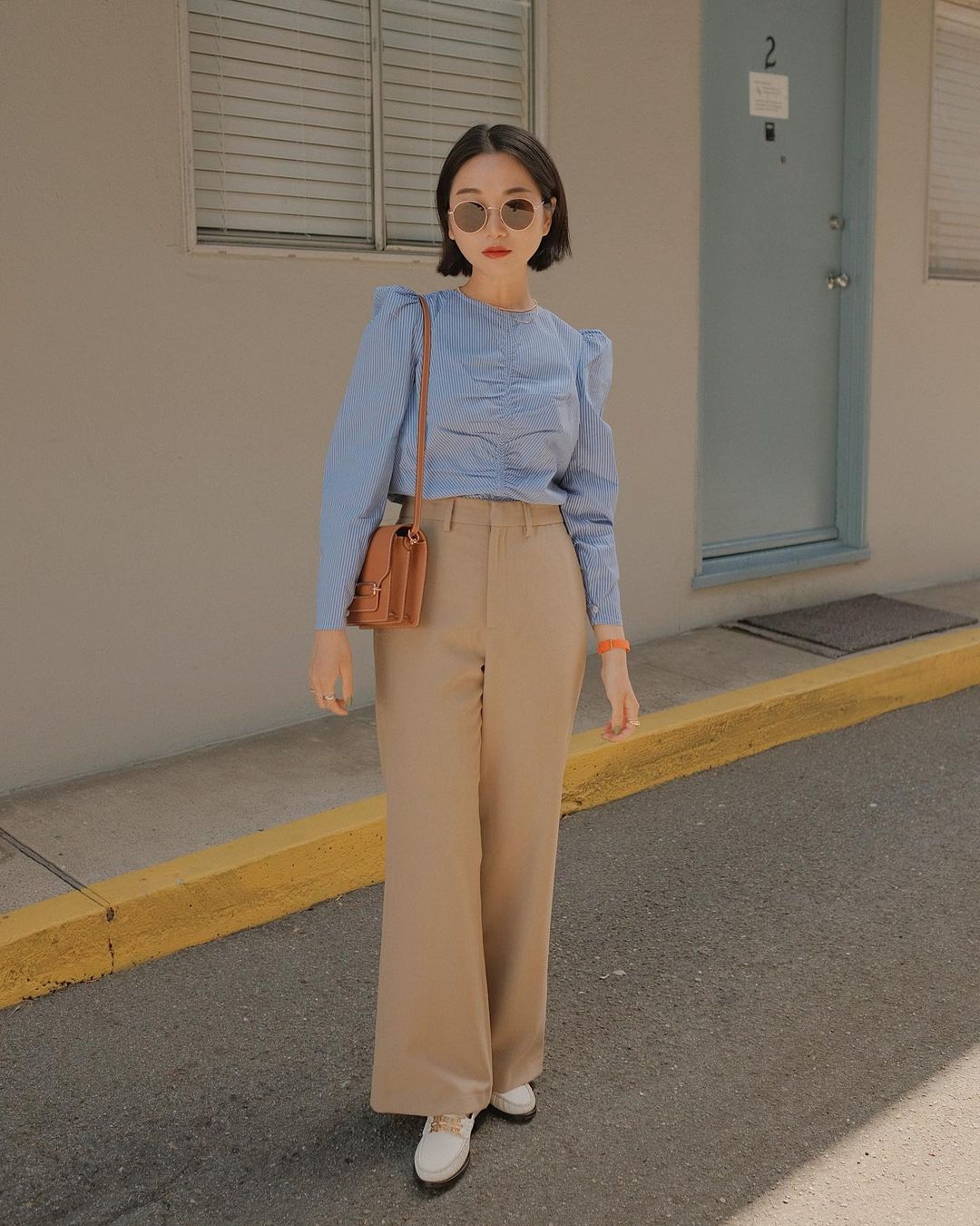 8 cách tạo dáng với từng kiểu túi để không bỏ công lăn lộn chụp ảnh ngày Tết-6