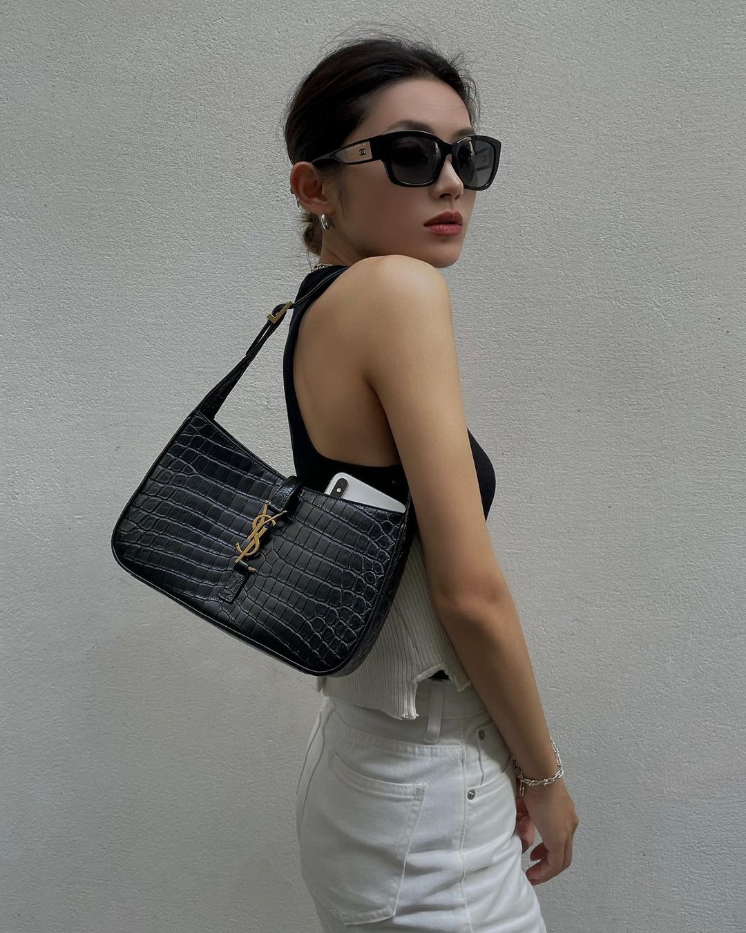 8 cách tạo dáng với từng kiểu túi để không bỏ công lăn lộn chụp ảnh ngày Tết-4