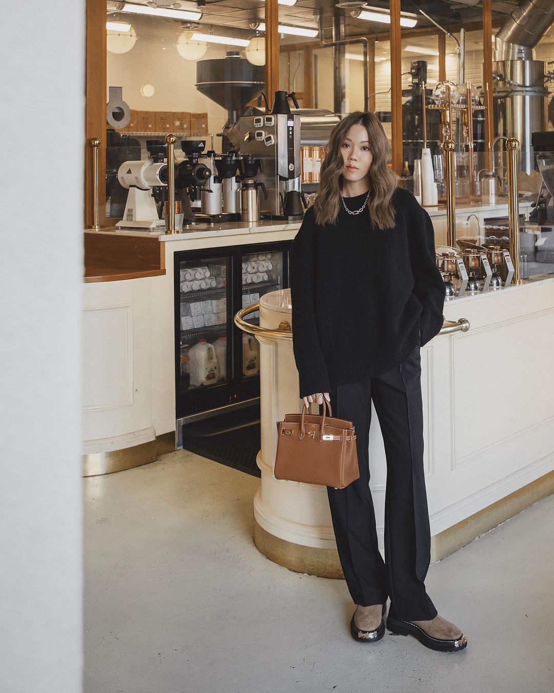 8 cách tạo dáng với từng kiểu túi để không bỏ công lăn lộn chụp ảnh ngày Tết-1