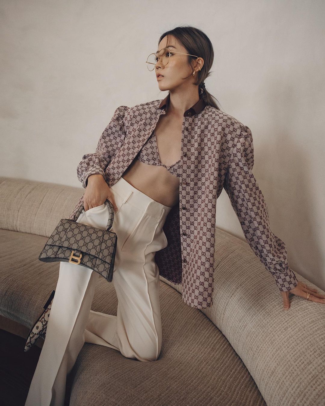 8 cách tạo dáng với từng kiểu túi để không bỏ công lăn lộn chụp ảnh ngày Tết-3