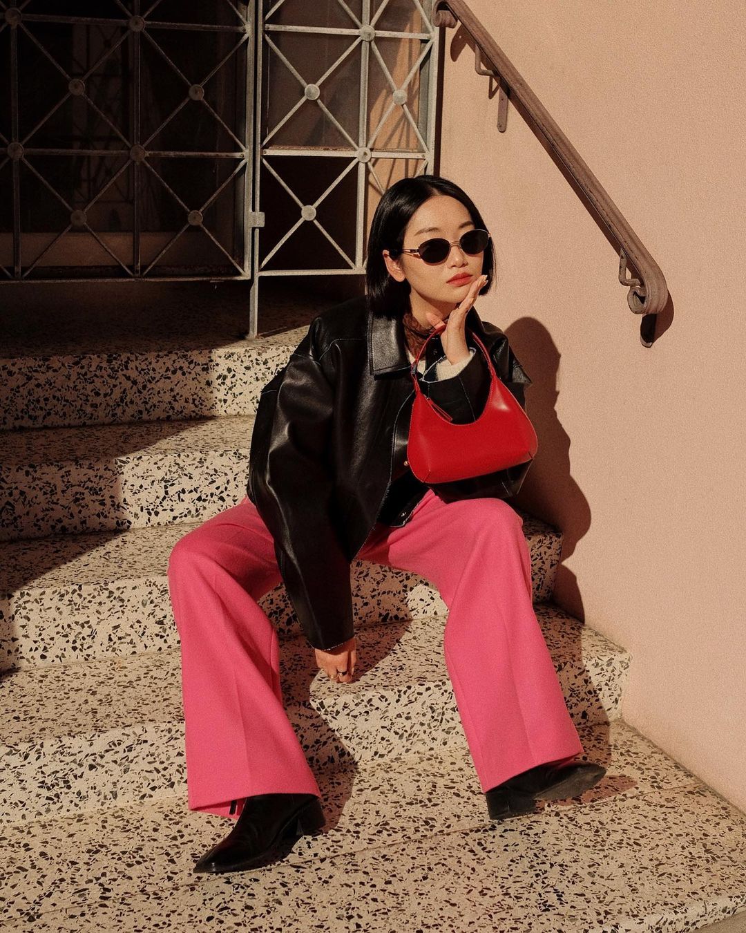 8 cách tạo dáng với từng kiểu túi để không bỏ công lăn lộn chụp ảnh ngày Tết-2