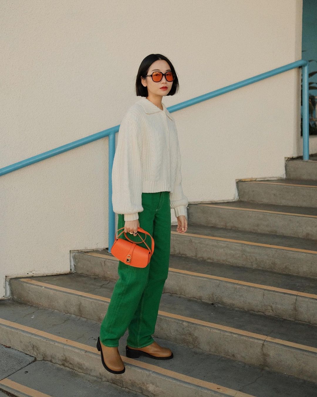 8 cách tạo dáng với từng kiểu túi để không bỏ công lăn lộn chụp ảnh ngày Tết-7