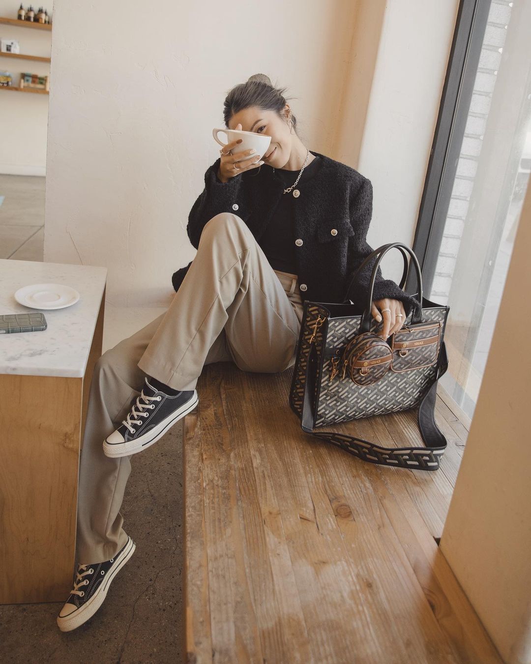 8 cách tạo dáng với từng kiểu túi để không bỏ công lăn lộn chụp ảnh ngày Tết-8