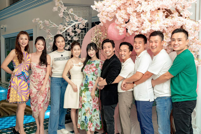 Vợ chồng Cường Đô la làm khách quý của đại gia Minh Nhựa nhân ngày đầu năm, nhìn ảnh cũng thấy sự giàu sang-2