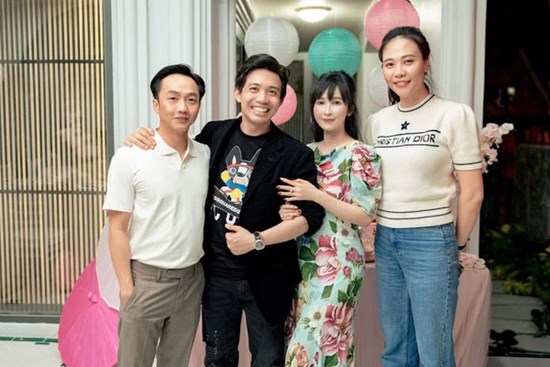 Vợ chồng Cường Đô la làm khách quý của đại gia Minh Nhựa nhân ngày đầu năm, nhìn ảnh cũng thấy sự giàu sang