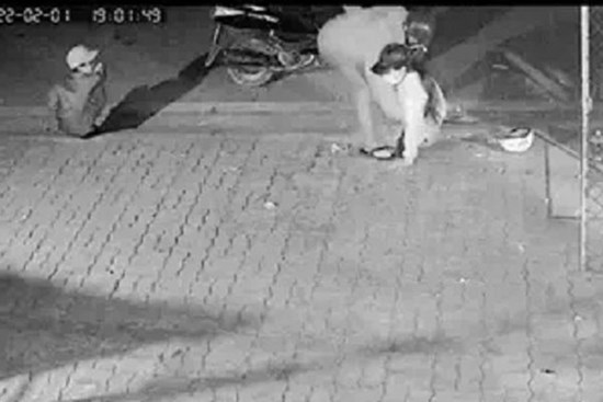 Mẹ uống rượu say khướt đến mức lăn ra ngủ ngay trên vỉa hè, con trai phải ngồi canh bên cạnh