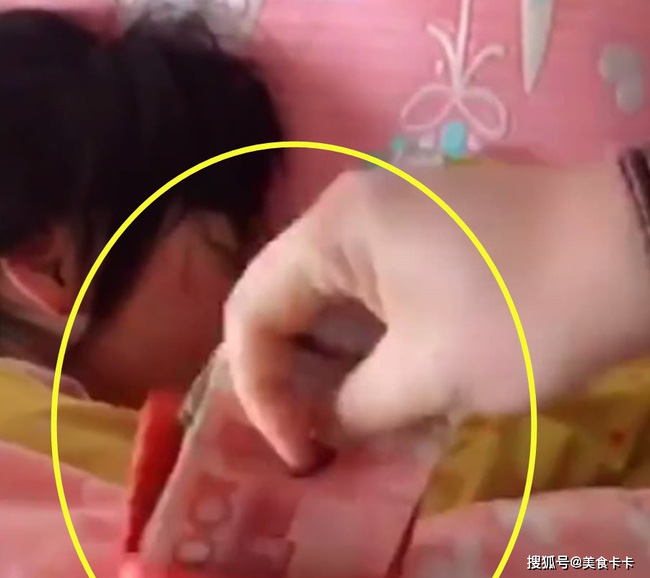 Đợi con ngủ say, mẹ lẻn vào phòng lấy tiền lì xì của con khiến cư dân mạng bàn luận rôm rả-3