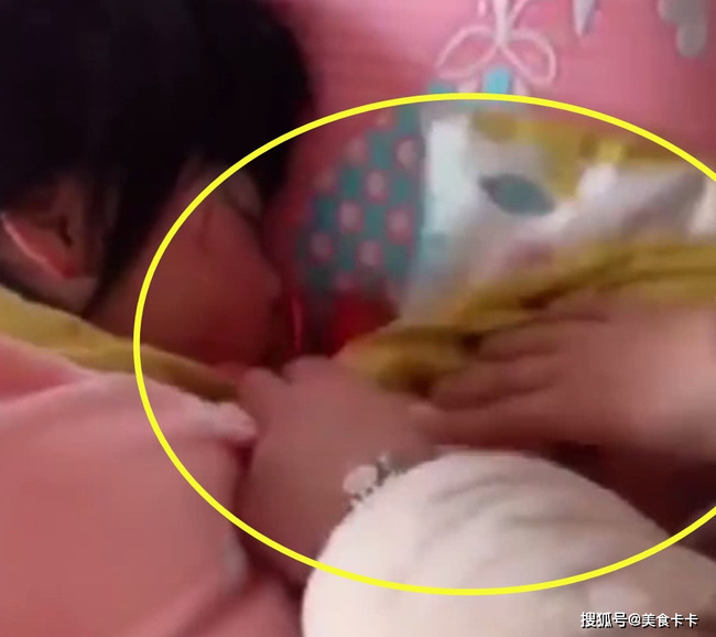 Đợi con ngủ say, mẹ lẻn vào phòng lấy tiền lì xì của con khiến cư dân mạng bàn luận rôm rả-4