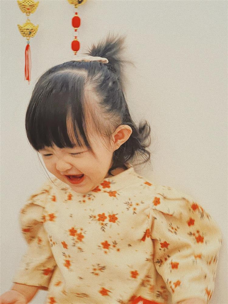 Con gái Đông Nhi xúng xính áo dài khoe lì xì Tết, biểu cảm hài hước khiến ai cũng phì cười-1