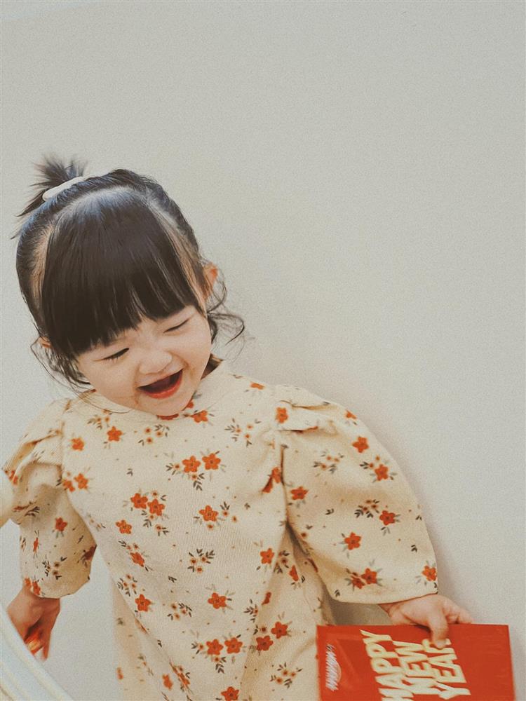 Con gái Đông Nhi xúng xính áo dài khoe lì xì Tết, biểu cảm hài hước khiến ai cũng phì cười-2