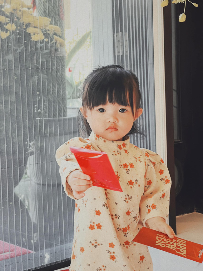 Con gái Đông Nhi xúng xính áo dài khoe lì xì Tết, biểu cảm hài hước khiến ai cũng phì cười-3