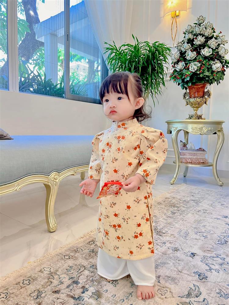 Con gái Đông Nhi xúng xính áo dài khoe lì xì Tết, biểu cảm hài hước khiến ai cũng phì cười-4