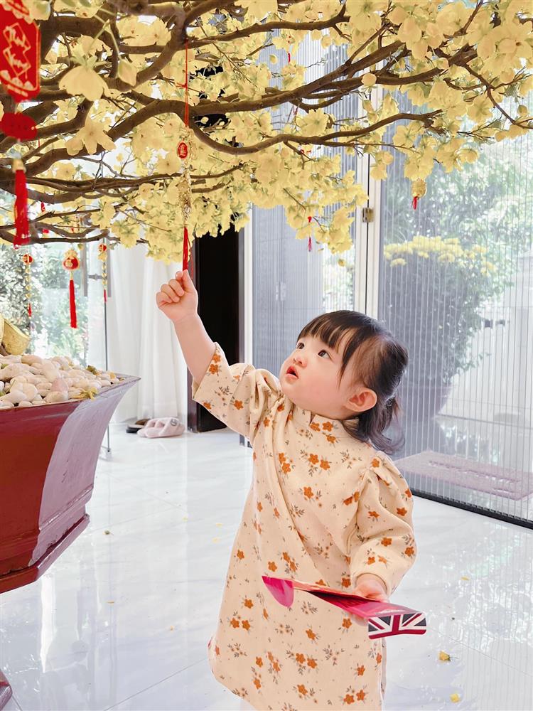 Con gái Đông Nhi xúng xính áo dài khoe lì xì Tết, biểu cảm hài hước khiến ai cũng phì cười-5