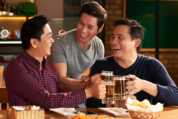 Bố vợ ốm chồng không cho về thăm còn bắt ở nhà làm cơm đãi khách nhưng vừa lật lồng bàn lên, anh ta ngã ngửa tại chỗ-3