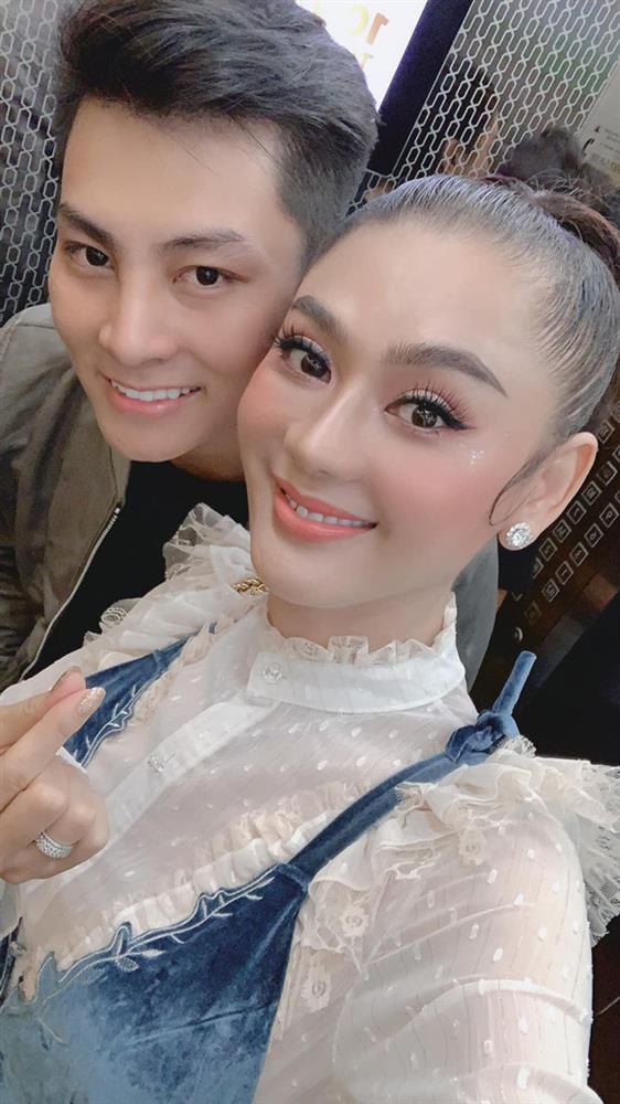 Chồng cũ Lâm Khánh Chi tung ảnh ôm sát rạt tình mới, bàn tay hư gây chú ý-5