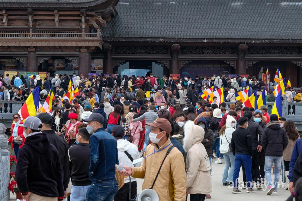 Hàng nghìn người đi lễ chùa Tam Chúc ngày mùng 3 Tết nhưng không còn cảnh chen lấn-1