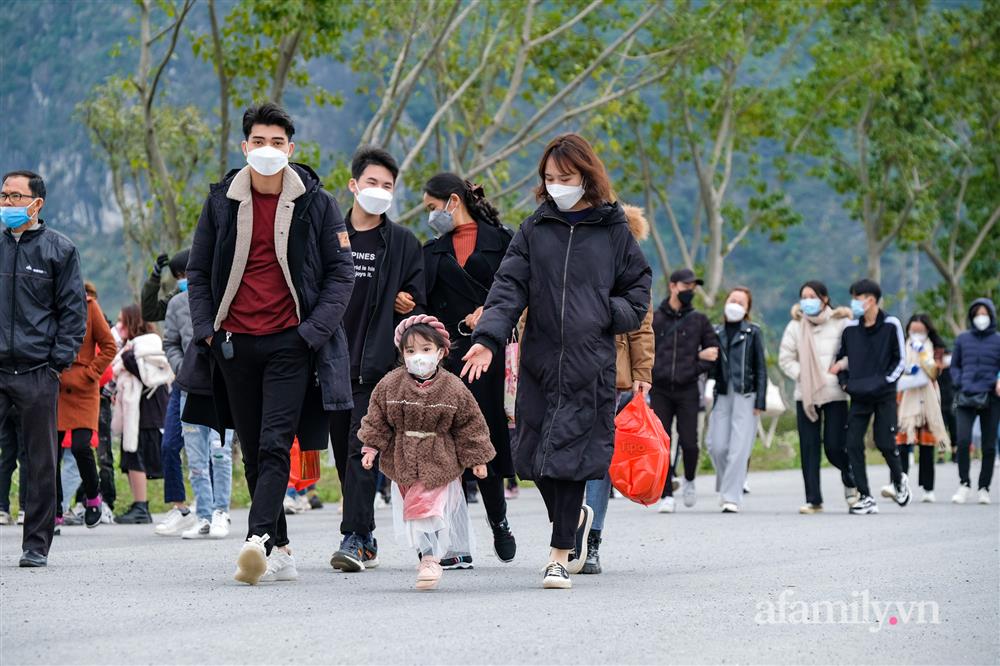 Hàng nghìn người đi lễ chùa Tam Chúc ngày mùng 3 Tết nhưng không còn cảnh chen lấn-10