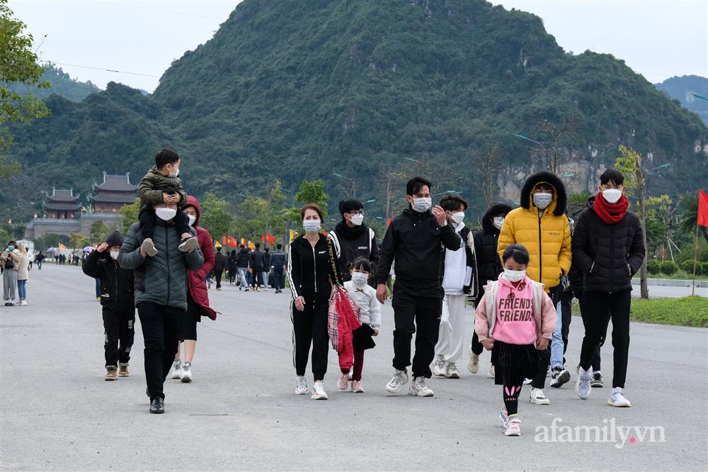 Hàng nghìn người đi lễ chùa Tam Chúc ngày mùng 3 Tết nhưng không còn cảnh chen lấn-11