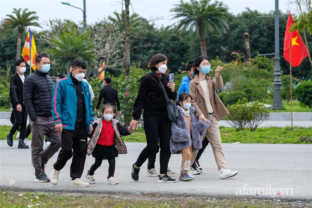 Hàng nghìn người đi lễ chùa Tam Chúc ngày mùng 3 Tết nhưng không còn cảnh chen lấn-12