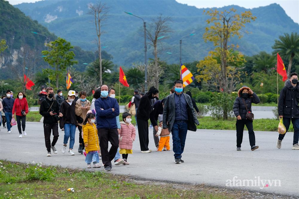Hàng nghìn người đi lễ chùa Tam Chúc ngày mùng 3 Tết nhưng không còn cảnh chen lấn-13