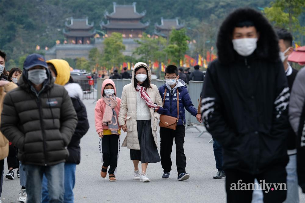 Hàng nghìn người đi lễ chùa Tam Chúc ngày mùng 3 Tết nhưng không còn cảnh chen lấn-15