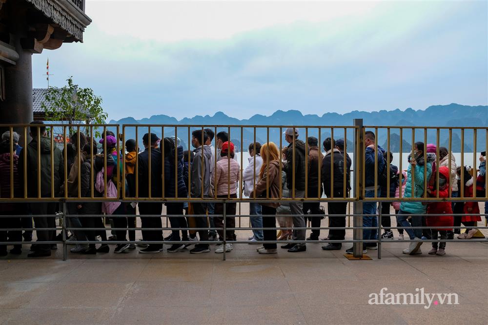 Hàng nghìn người đi lễ chùa Tam Chúc ngày mùng 3 Tết nhưng không còn cảnh chen lấn-16