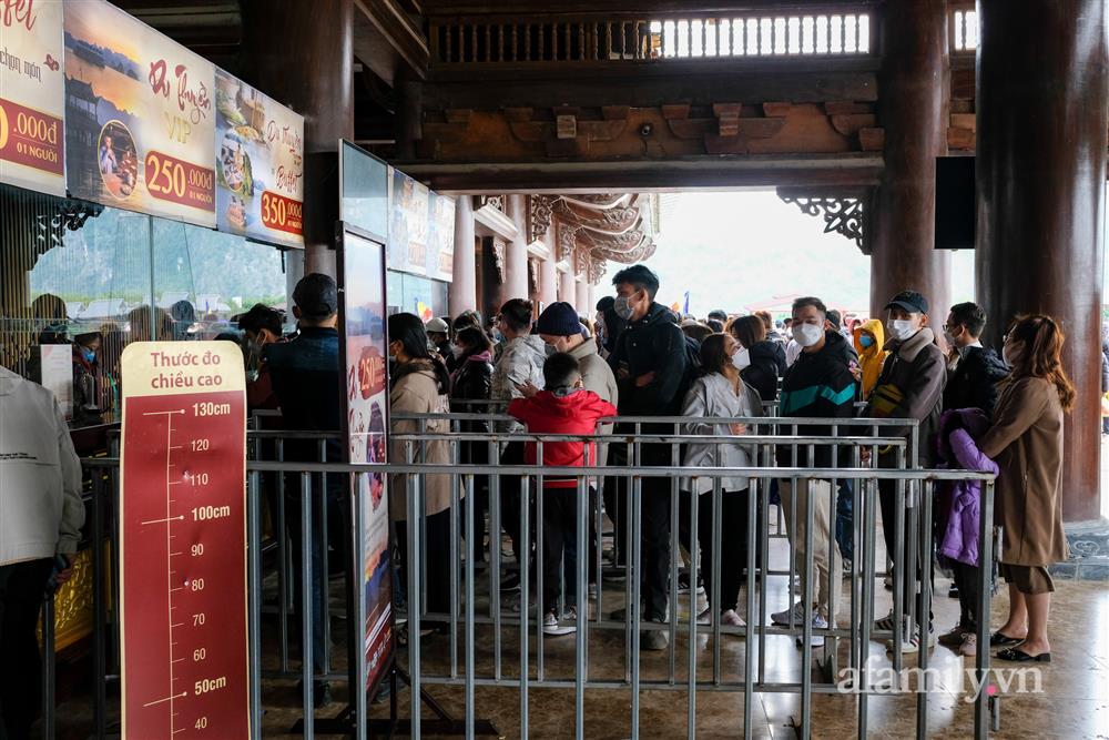 Hàng nghìn người đi lễ chùa Tam Chúc ngày mùng 3 Tết nhưng không còn cảnh chen lấn-17
