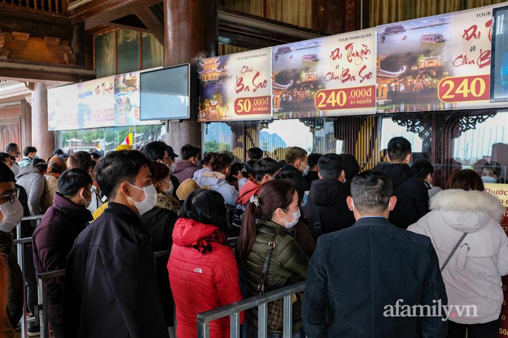Hàng nghìn người đi lễ chùa Tam Chúc ngày mùng 3 Tết nhưng không còn cảnh chen lấn-18