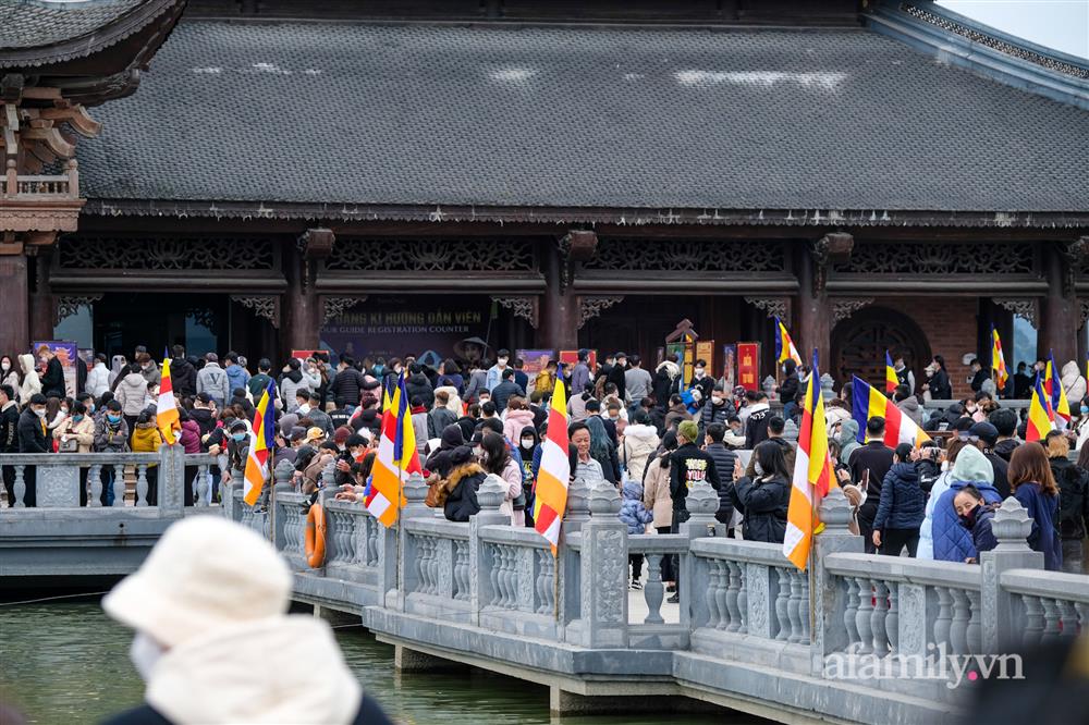 Hàng nghìn người đi lễ chùa Tam Chúc ngày mùng 3 Tết nhưng không còn cảnh chen lấn-2