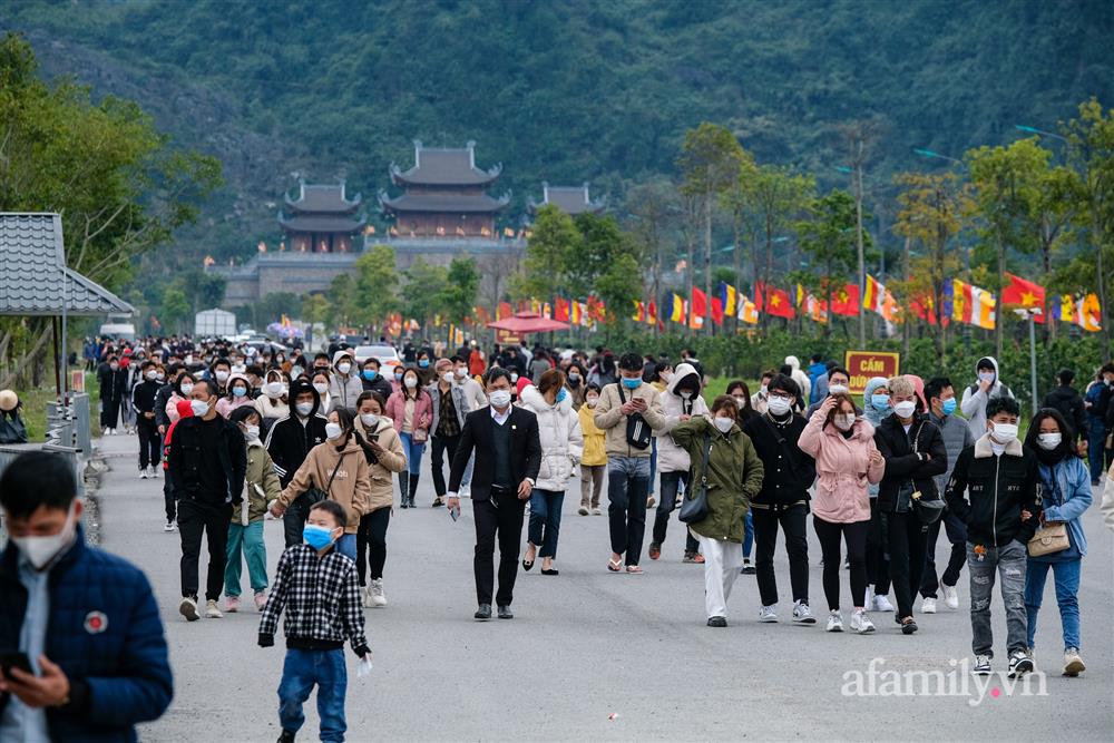 Hàng nghìn người đi lễ chùa Tam Chúc ngày mùng 3 Tết nhưng không còn cảnh chen lấn-3