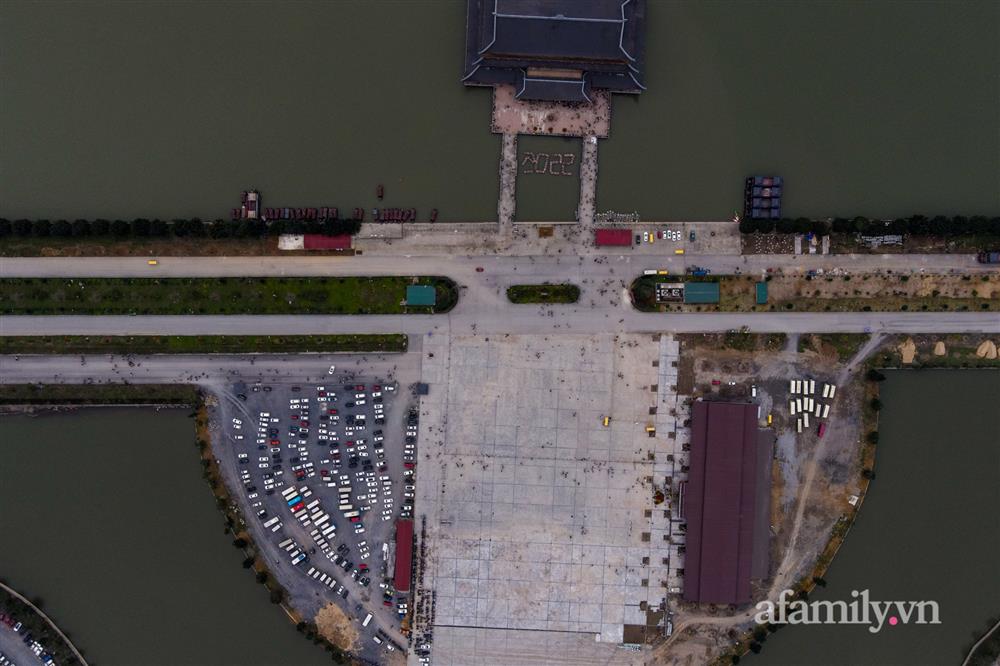 Hàng nghìn người đi lễ chùa Tam Chúc ngày mùng 3 Tết nhưng không còn cảnh chen lấn-4