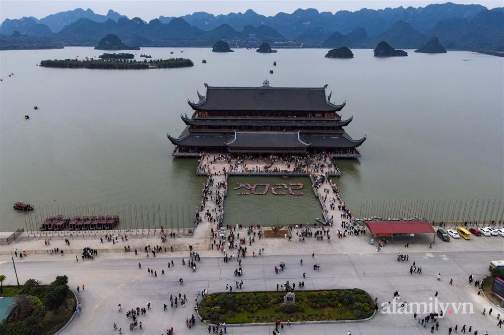 Hàng nghìn người đi lễ chùa Tam Chúc ngày mùng 3 Tết nhưng không còn cảnh chen lấn-5