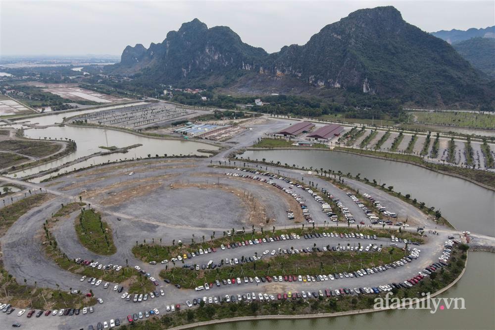 Hàng nghìn người đi lễ chùa Tam Chúc ngày mùng 3 Tết nhưng không còn cảnh chen lấn-6