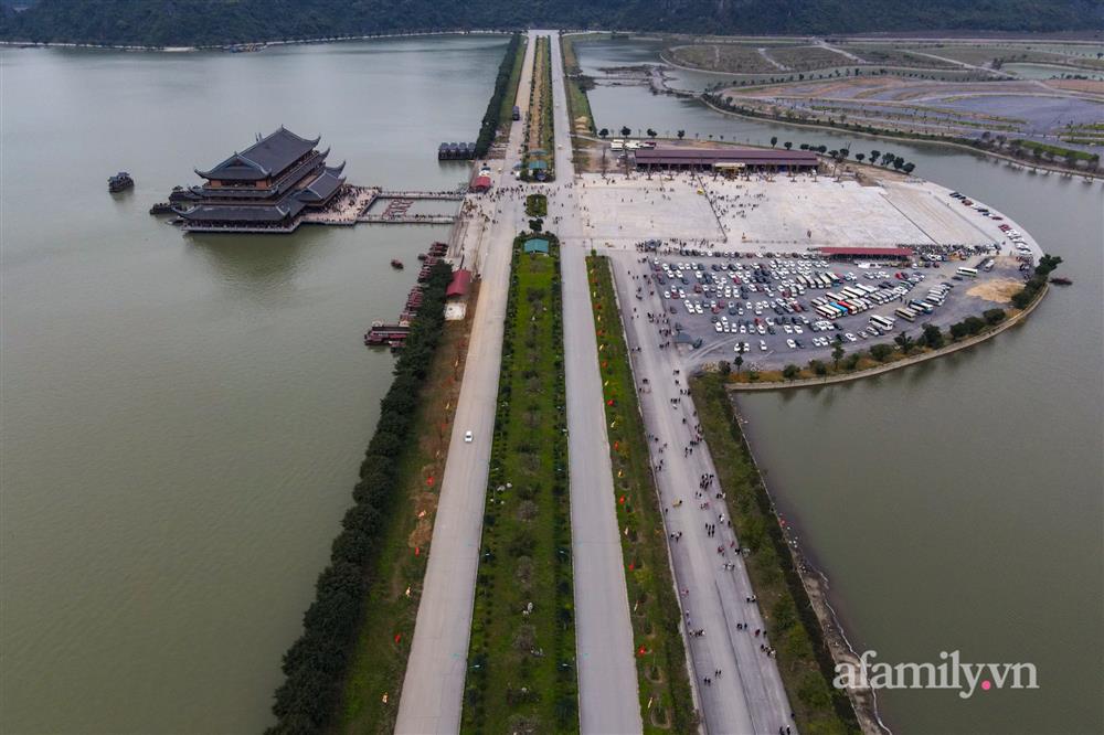 Hàng nghìn người đi lễ chùa Tam Chúc ngày mùng 3 Tết nhưng không còn cảnh chen lấn-7