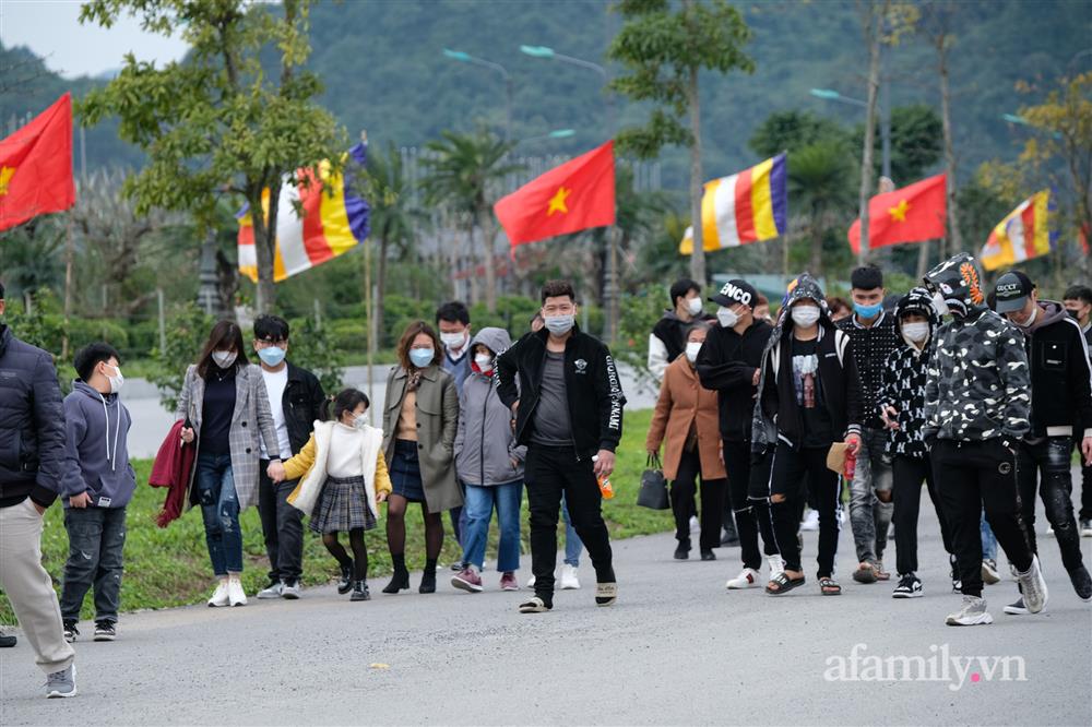 Hàng nghìn người đi lễ chùa Tam Chúc ngày mùng 3 Tết nhưng không còn cảnh chen lấn-8
