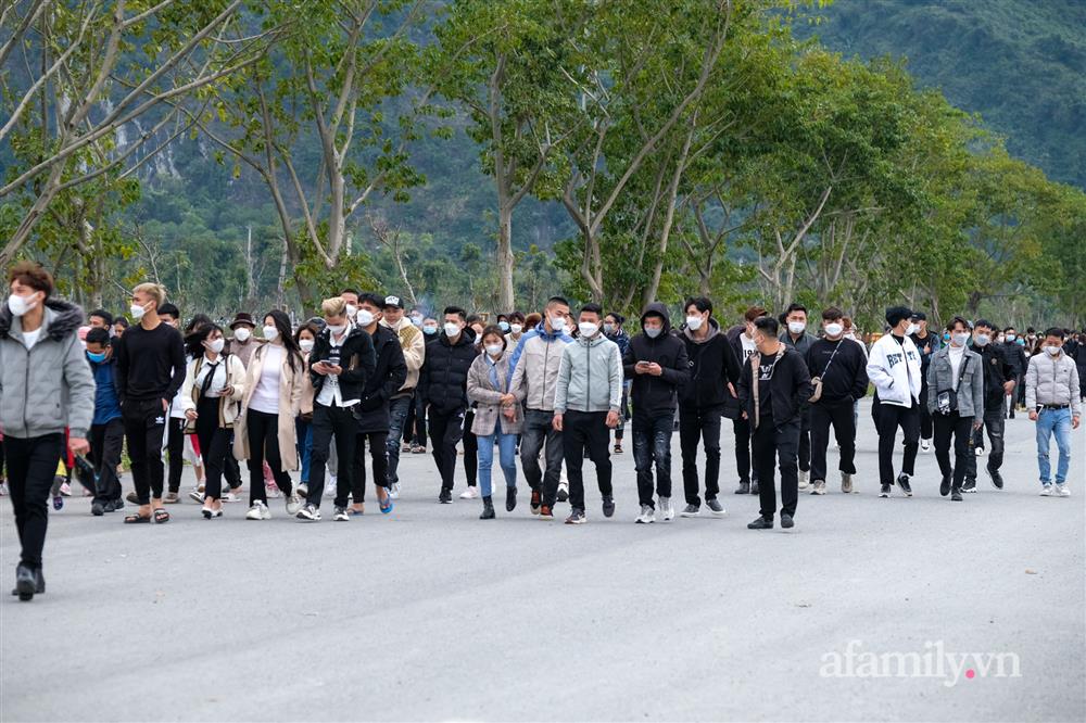 Hàng nghìn người đi lễ chùa Tam Chúc ngày mùng 3 Tết nhưng không còn cảnh chen lấn-9