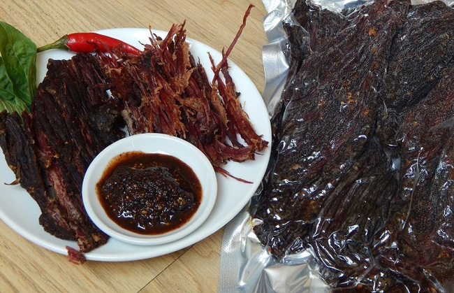 Chị chồng qua ăn Tết tiện thể chê em dâu: Mua trâu gác bếp loại 2 rồi nhận pha phản đòn sắc như dao cạo, mẹ chồng cũng phải khen!-1