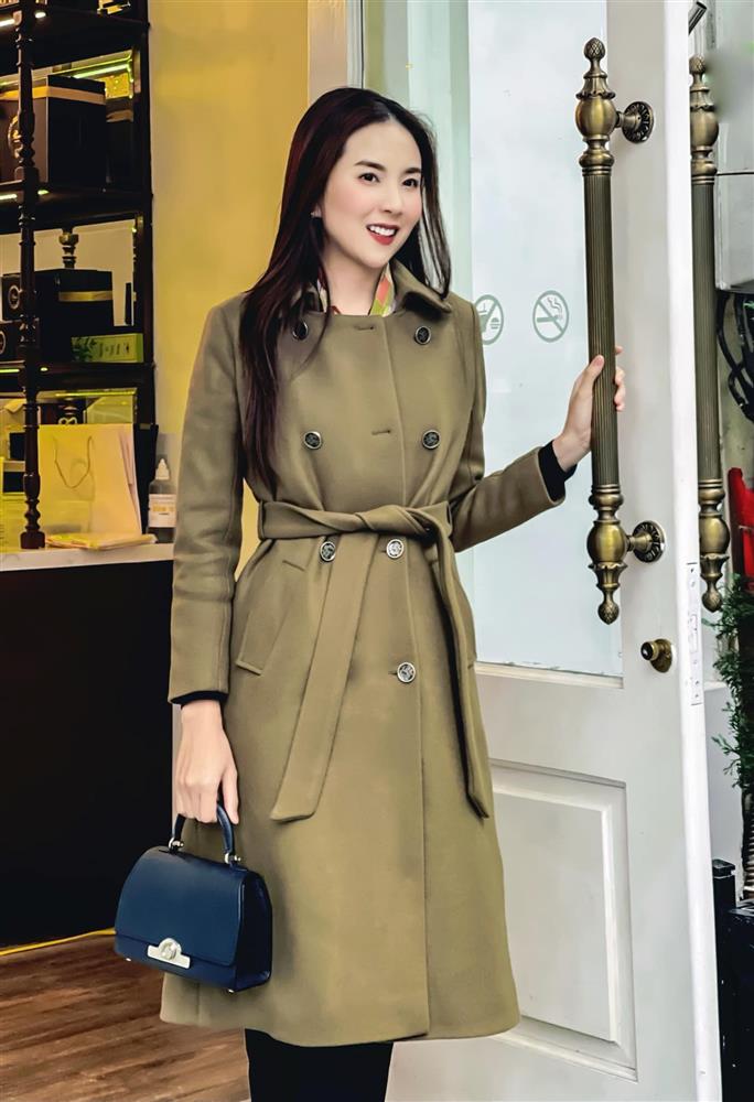 MC Mai Ngọc lên đồ mùa lạnh quá khéo, không hề lụp xụp mà còn sang chảnh và trẻ xinh ra mấy tuổi-1