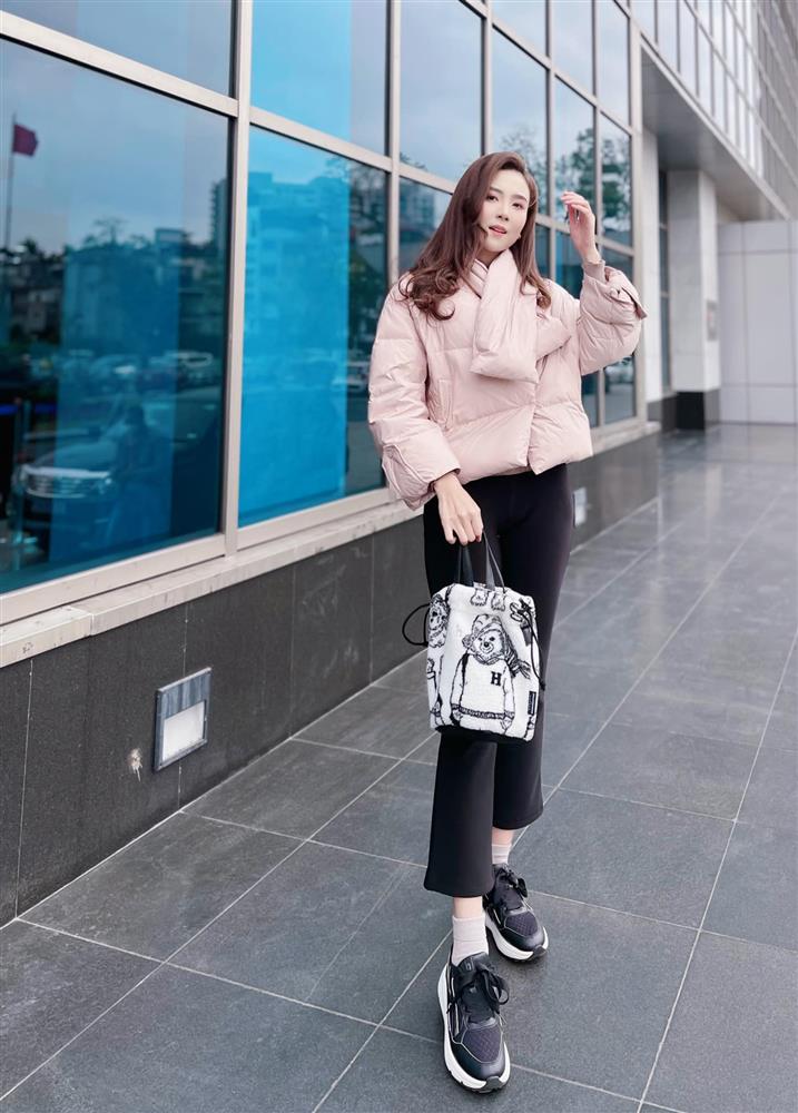 MC Mai Ngọc lên đồ mùa lạnh quá khéo, không hề lụp xụp mà còn sang chảnh và trẻ xinh ra mấy tuổi-5