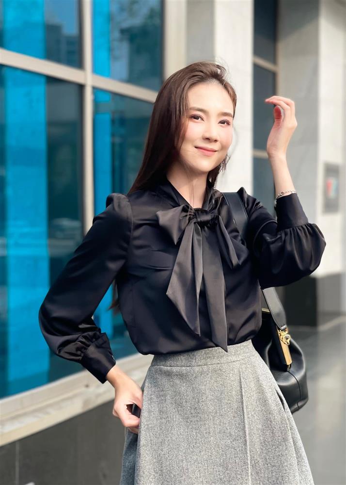 MC Mai Ngọc lên đồ mùa lạnh quá khéo, không hề lụp xụp mà còn sang chảnh và trẻ xinh ra mấy tuổi-11