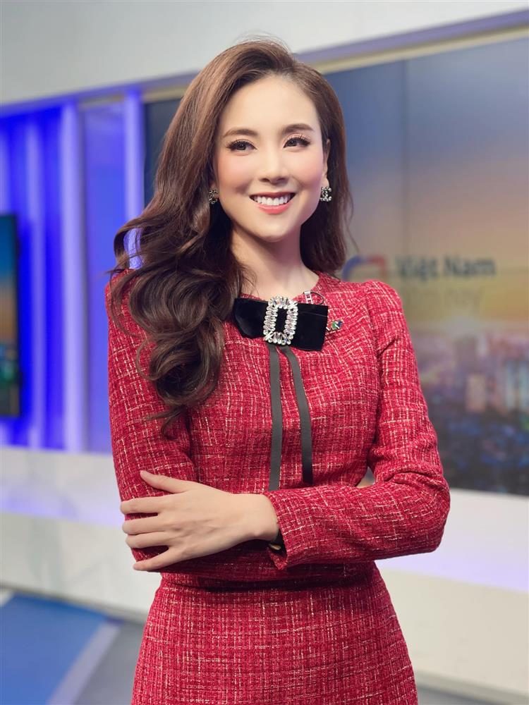 MC Mai Ngọc lên đồ mùa lạnh quá khéo, không hề lụp xụp mà còn sang chảnh và trẻ xinh ra mấy tuổi-9