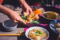 Mẹ tôi làm món gì vợ chồng anh trai cũng chê dở, bực mình bà nói ra sự thật phũ phàng mà bao lâu nay đang phải chịu đựng