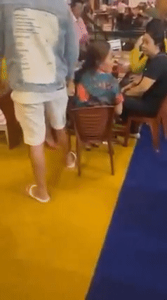 Lan truyền clip Trang Nemo bị một người đàn ông tạt nước vào mặt khi ngồi trong quán ăn ở quê-1