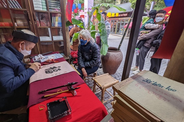 Nhiều độc giả nhí” đến với Phố Sách Xuân Nhâm Dần ngày mùng 2 Tết-5