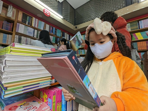 Nhiều độc giả nhí” đến với Phố Sách Xuân Nhâm Dần ngày mùng 2 Tết-1