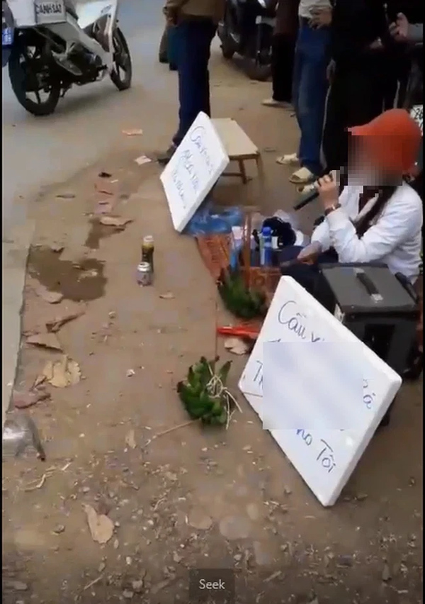 Mới mùng 3 Tết, chủ nợ đem chuối xanh, kéo loa tới thắp hương trước cửa nhà con nợ đòi tiền-1